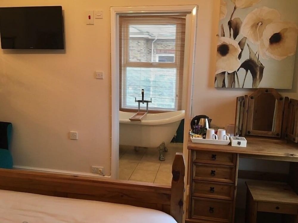 Signature Double Room, Ensuite (Bath and Shower) photo 3