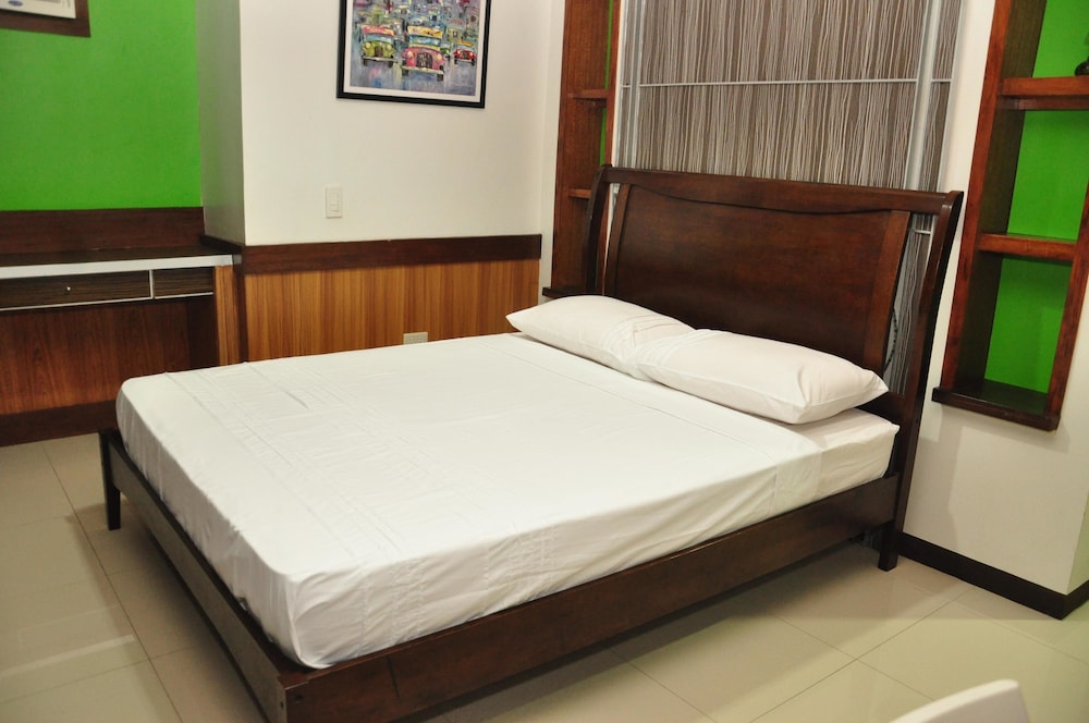 Deluxe Room, 1 Queen Bed photo 2