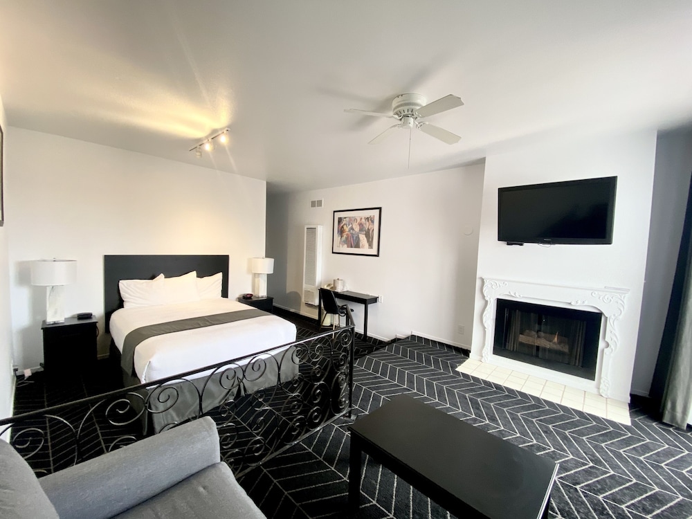 Deluxe Room, 1 Queen Bed, Fireplace & Balcony, Non-Smoking