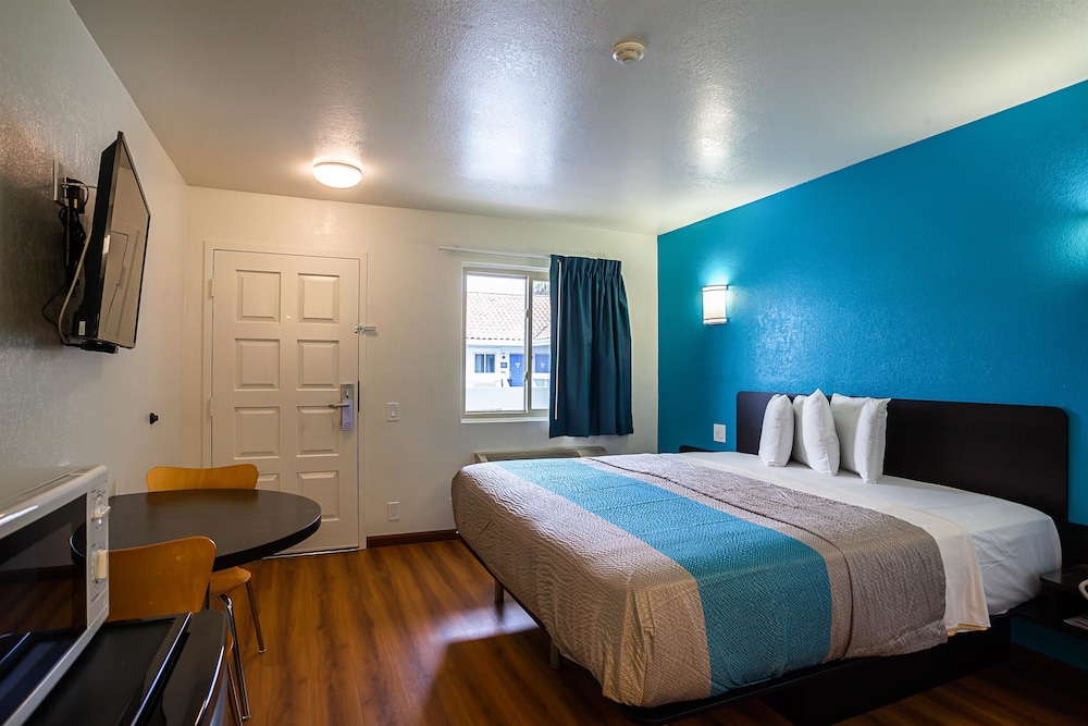 Deluxe Room, 1 King Bed, Accessible, Non Smoking photo 1