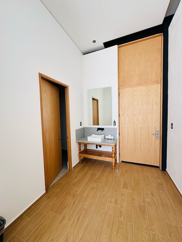 Standard Twin Room, 2 Queen Beds, Courtyard View photo 3