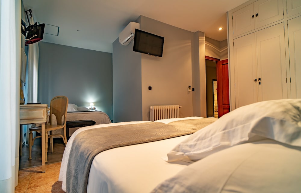 Quadruple Room - Photo 1