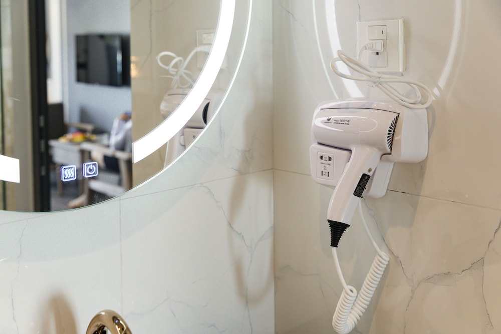 Deluxe Twin Room, City View - Photo 15
