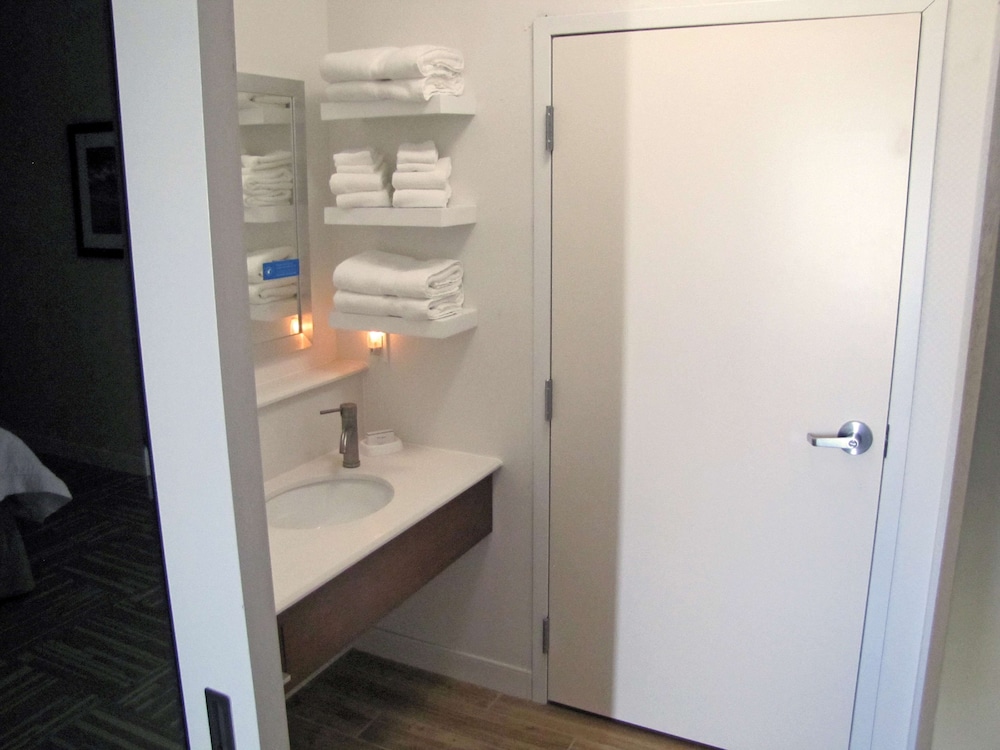 Room, 1 King Bed, Accessible, Non Smoking (mob/hearing acc w/ roll-in shower) photo 2
