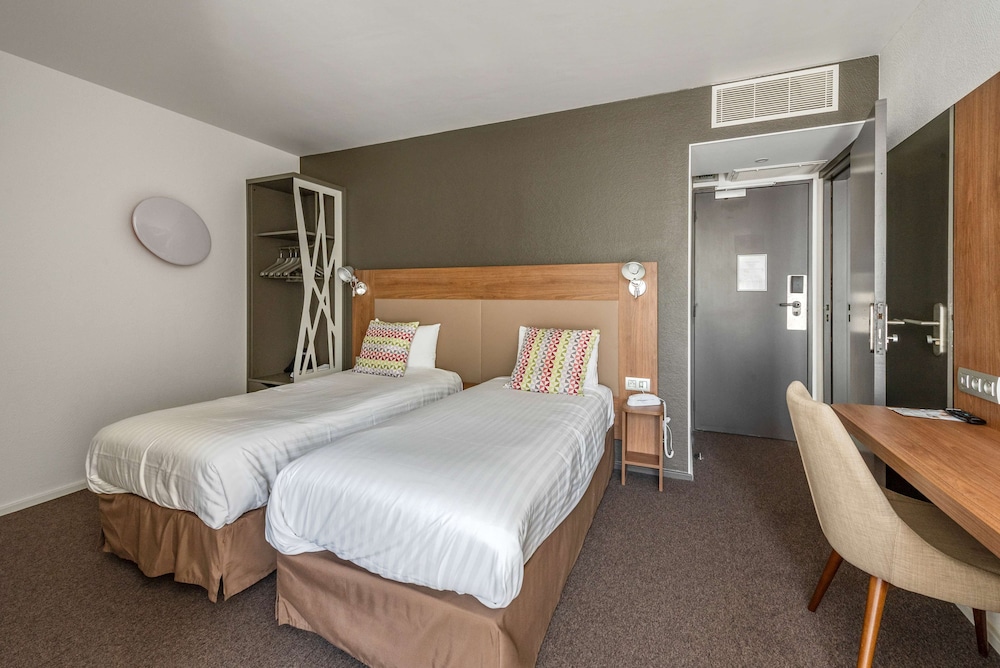 Standard Room, Multiple Beds - Photo 7