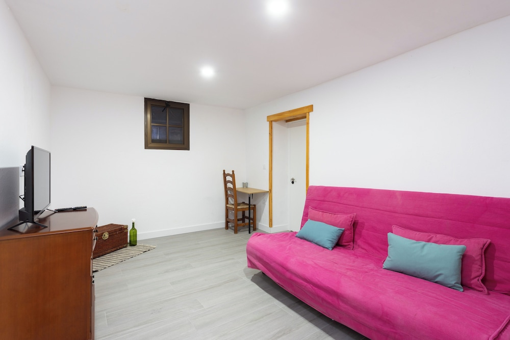 Economy Triple Room photo 2