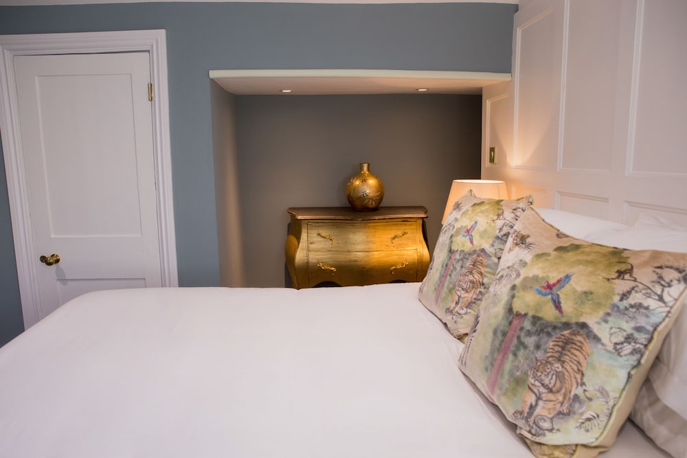 Suite, 1 King Bed photo 2