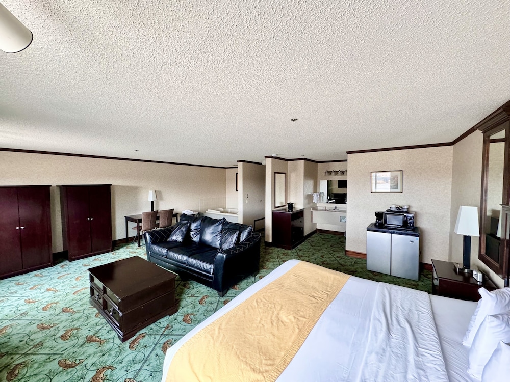 Standard Studio Suite, Jetted Tub photo 1
