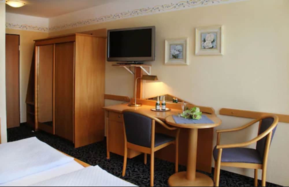 Standard Double Room, 1 Bedroom, Non Smoking, Refrigerator - Photo 7
