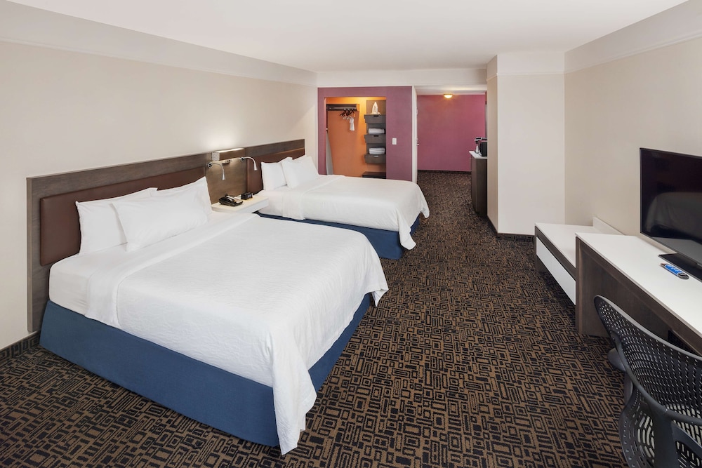 Room, 2 Queen Beds, Non Smoking (Drinks & Snacks) - Photo 2