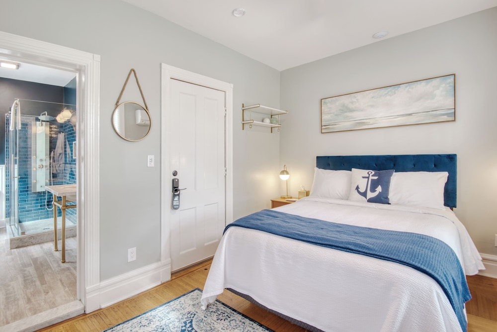 Suite #4 photo 2