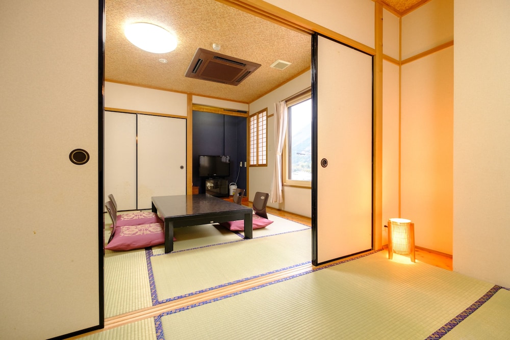 Standard Japanese Room with Shared Bathroom photo 3