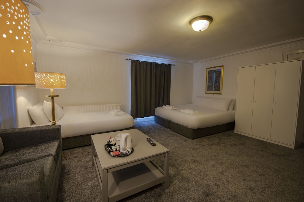Economy Triple Room photo 2