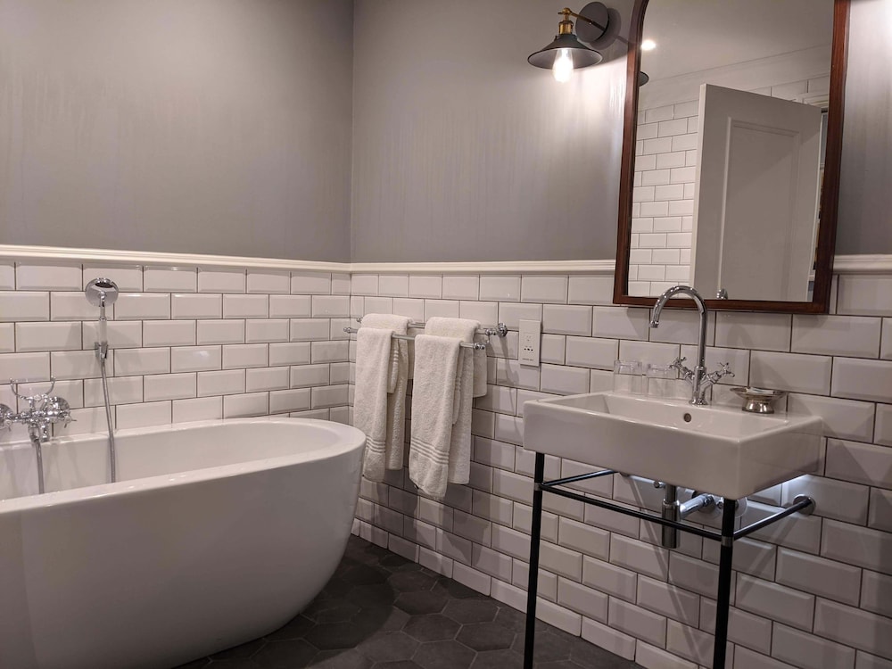 Deluxe Room, Courtyard View (UPPER LEVEL COURTYARD ROOM WITH BATH) photo 3