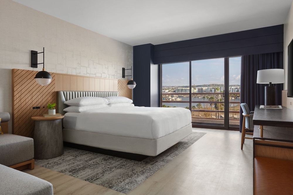 Club Room, 1 King Bed, Marina View (Mobility Accessible, Tub)