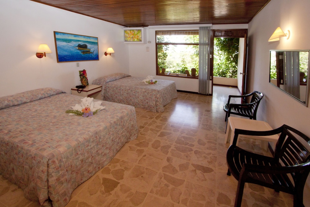 Standard Room, 2 Double Beds (Facing Main Street) photo 3