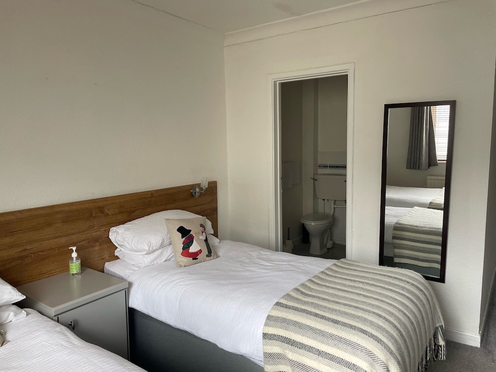 Standard Double or Twin Room, Ensuite photo 3
