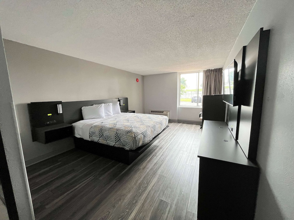 Standard Room, 1 King Bed, Non Smoking - Photo 1