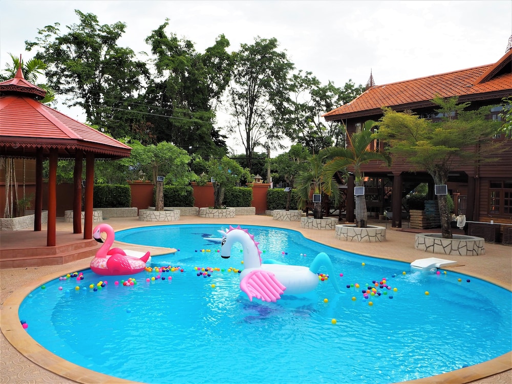 2 King Beds 1 Bedroom - Poolside photo 3