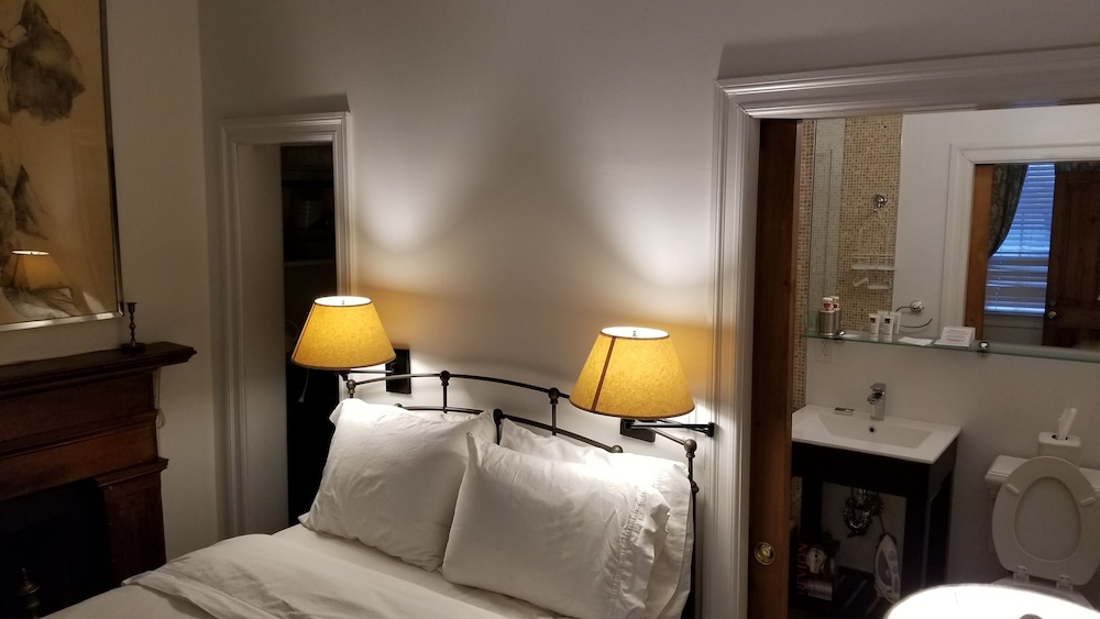 Surrey Room photo 3