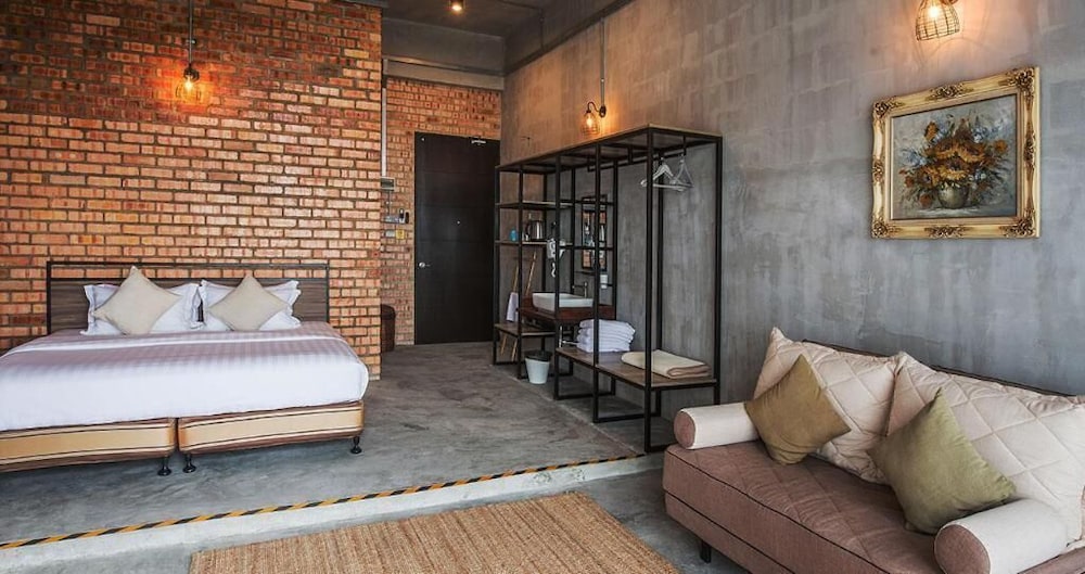 Luxury Room with Balcony - Photo 14