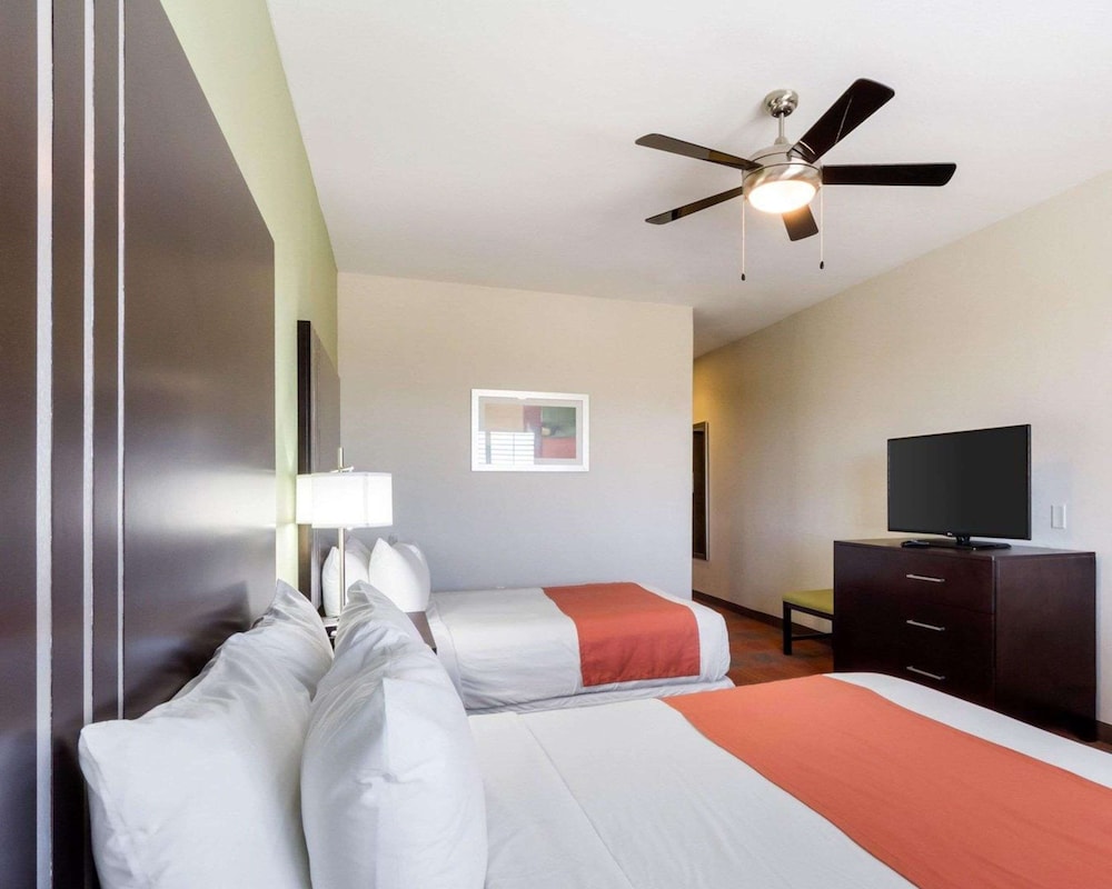 Room, 2 Queen Beds, Accessible, Non Smoking photo 2