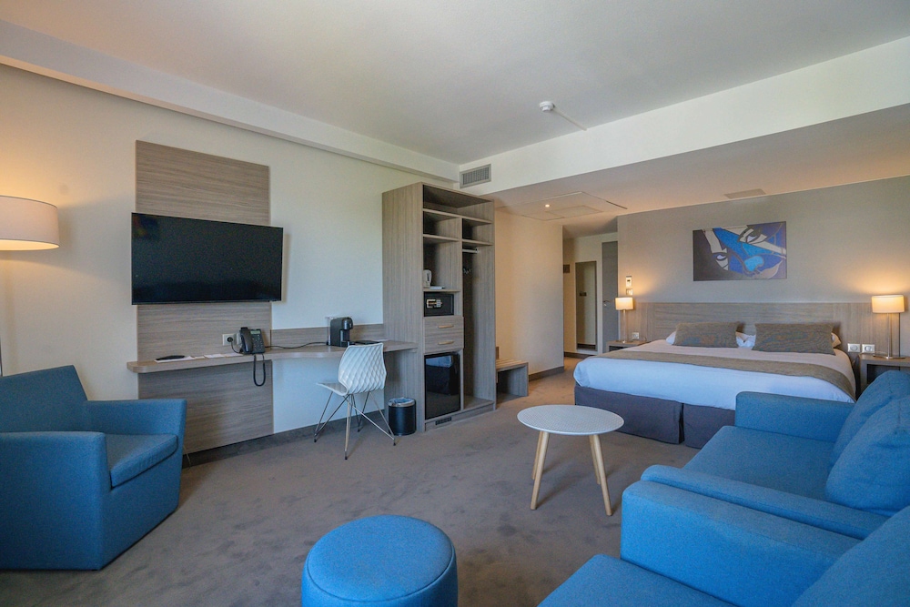 Junior Suite, 1 King Bed, Non Smoking (Living Room;Twin bed on request) - Photo 1