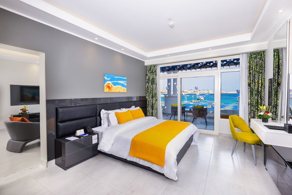 Junior Suite, 1 King Bed, Beach View photo 2