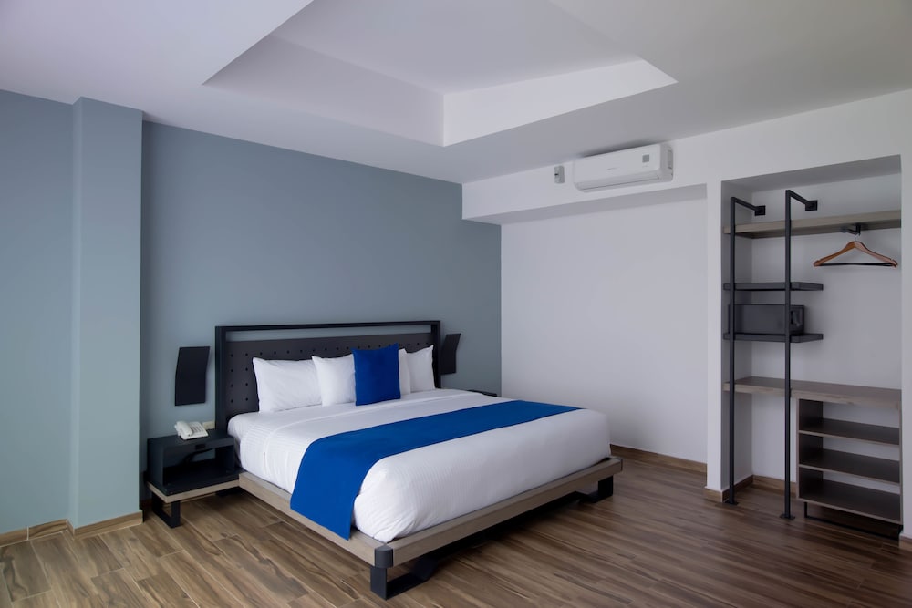 Standard Room, 1 King Bed photo 2