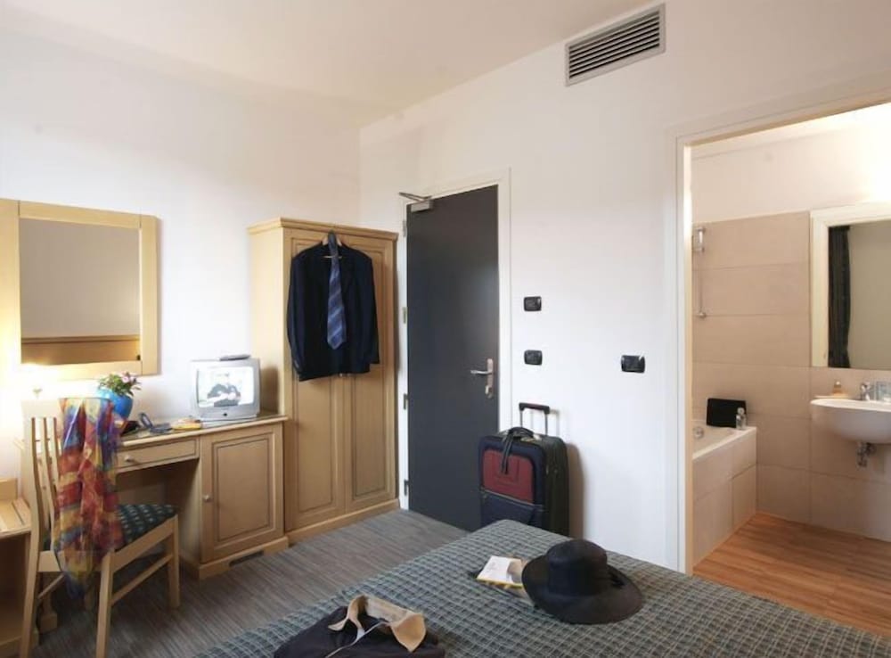 Classic Double or Twin Room photo 3