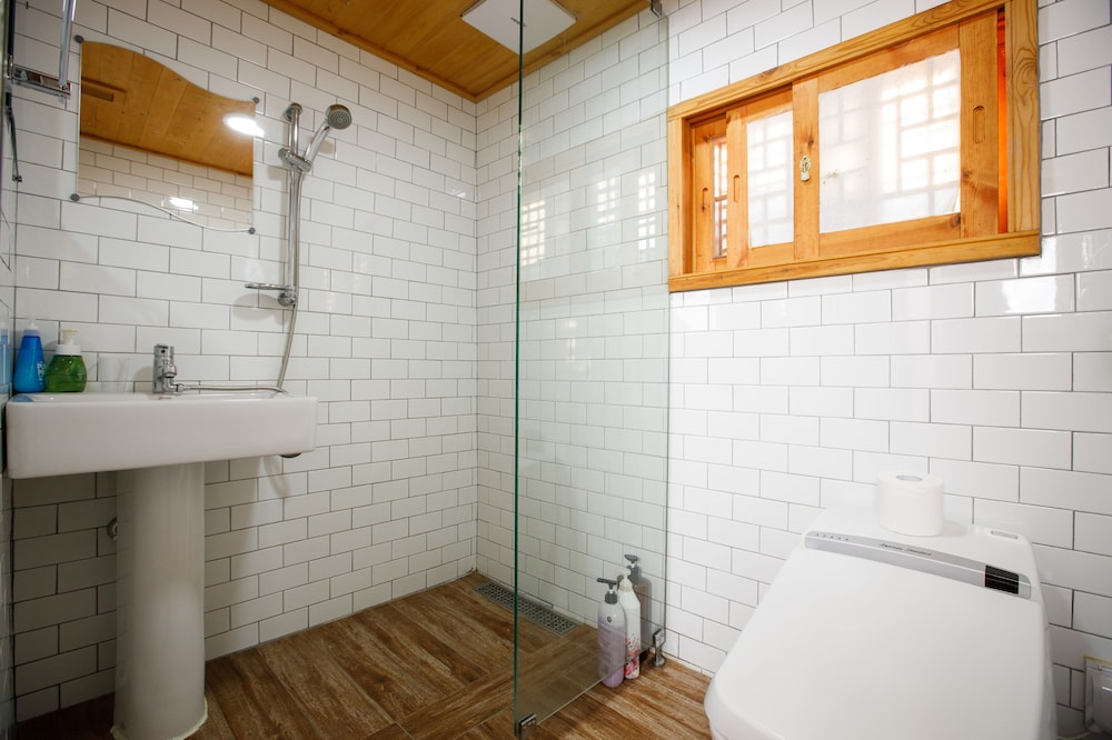 Deluxe Triple Room, Non Smoking, Private Bathroom (Ondol) photo 3