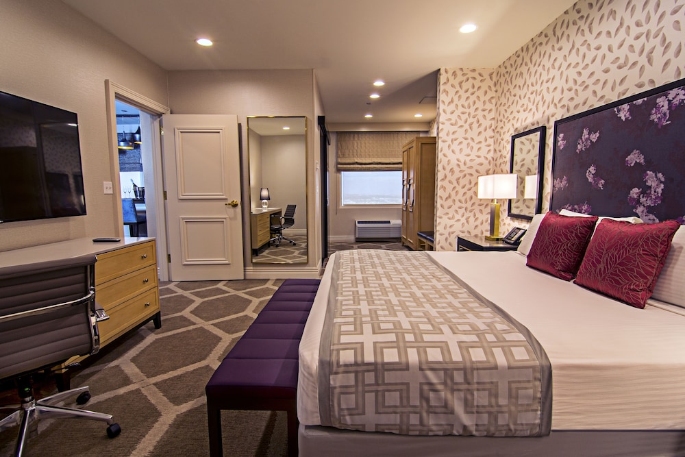 Suite, 1 King Bed, Non Smoking - Photo 1