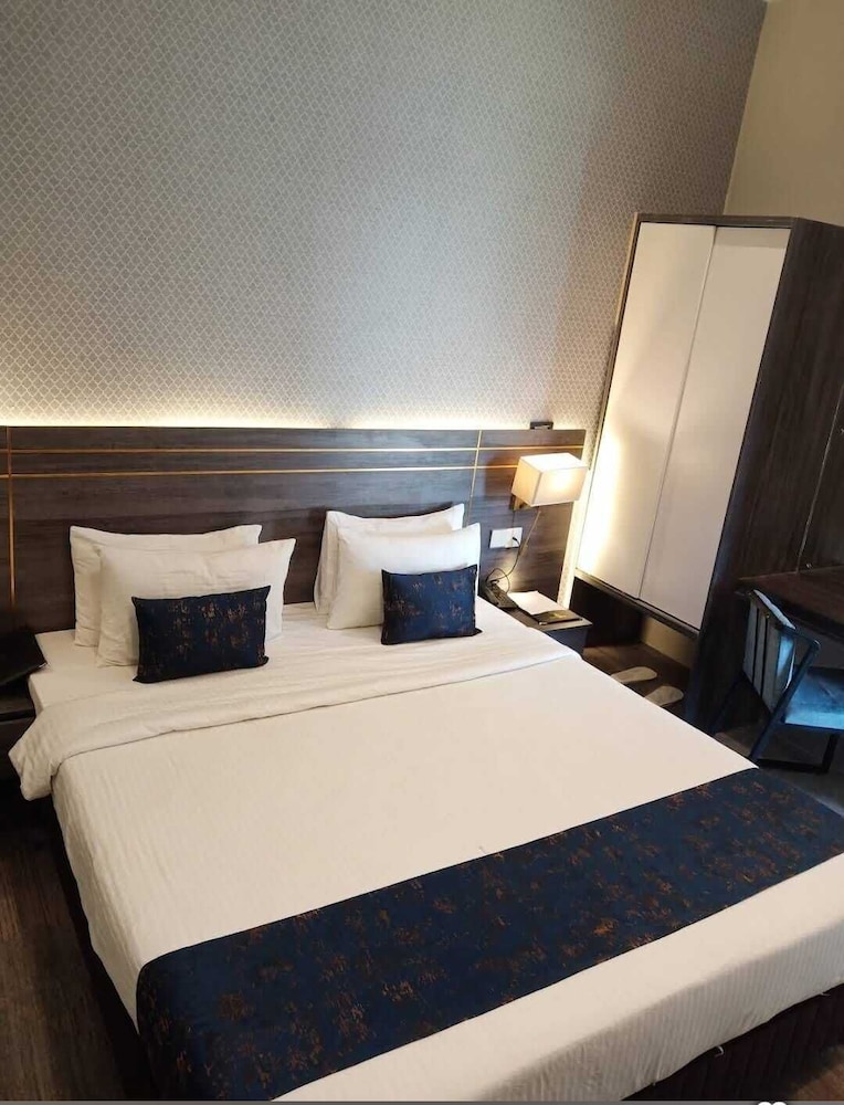 Deluxe Double Room, City View