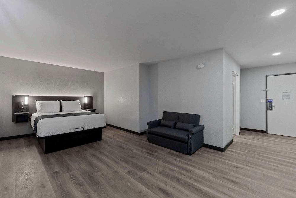 Deluxe Suite, 1 Queen Bed, Non Smoking - Photo 1