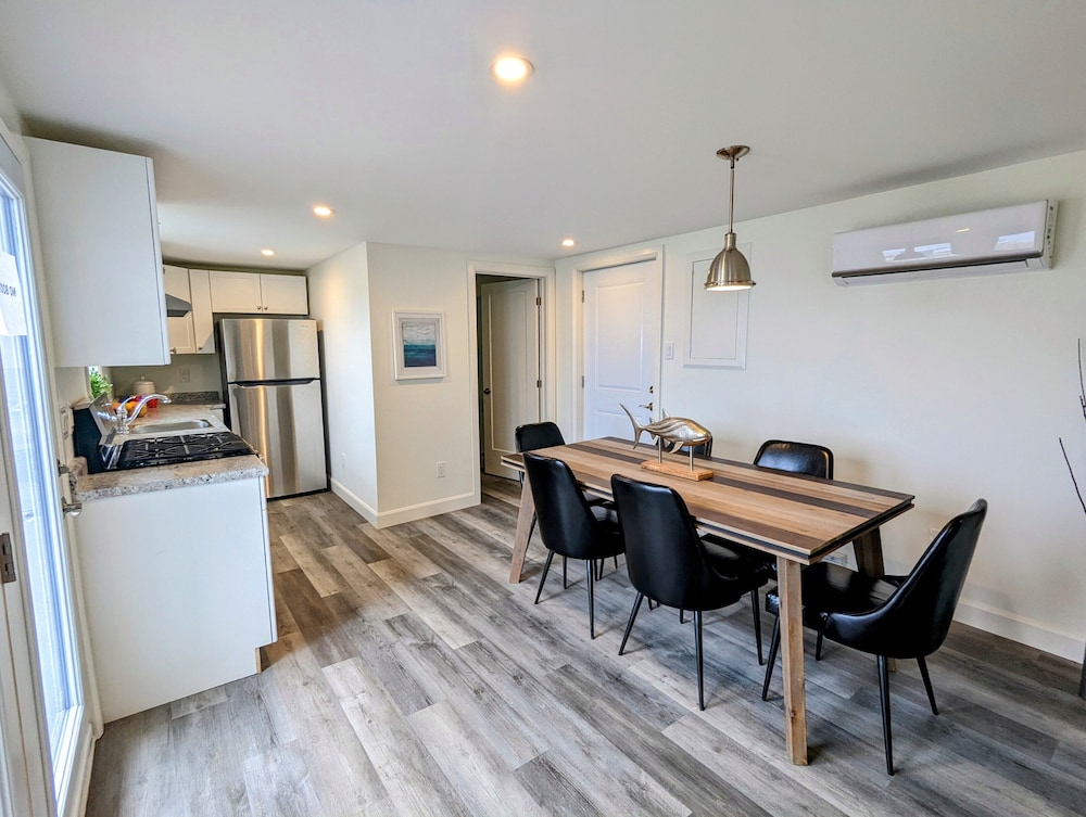 "Condo, 3 Bedroom, 2 Bathroom, Waterfront, Beachfront (Newly Renovated!)" photo 3