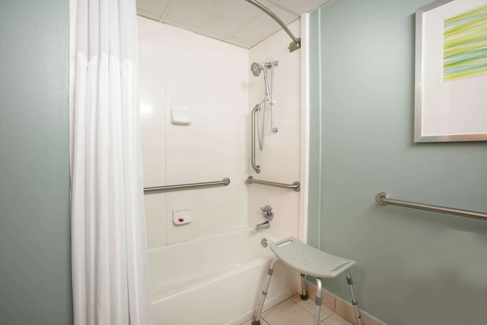 Room, 1 Queen Bed, Accessible, Non Smoking - Photo 2