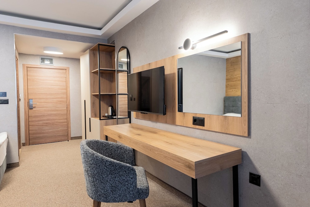 Deluxe Triple Room, City View photo 3
