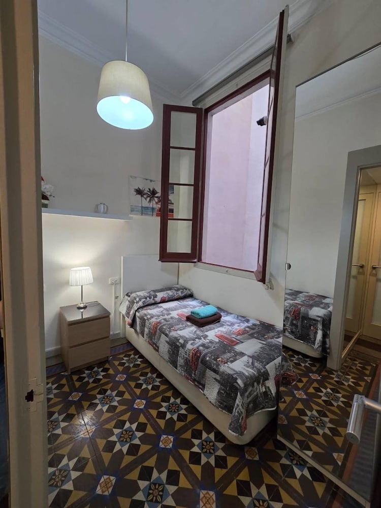 Twin Room, Shared Bathroom photo 3