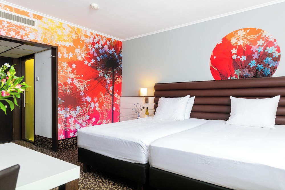 Comfort Room, 2 Twin Beds, City View
