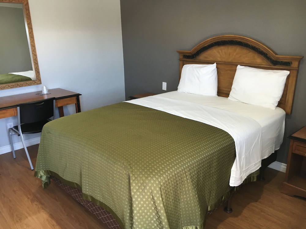 Standard Room, 1 Queen Bed photo 2