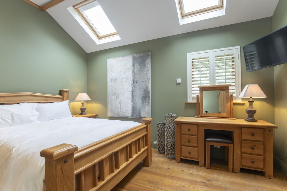 Superior Room, 1 Queen Bed, Refrigerator photo 3