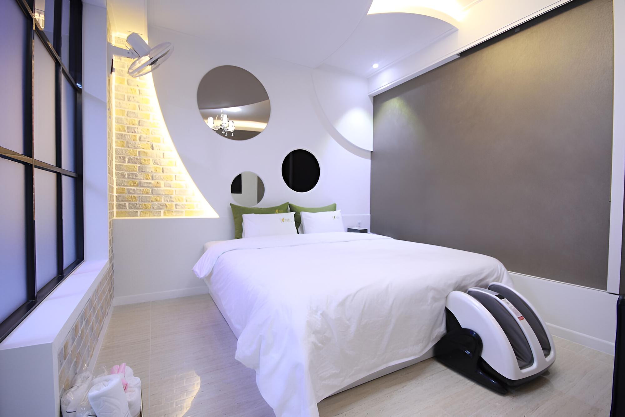 Room (Semi-special room (Free Netflix avail) - Photo 12