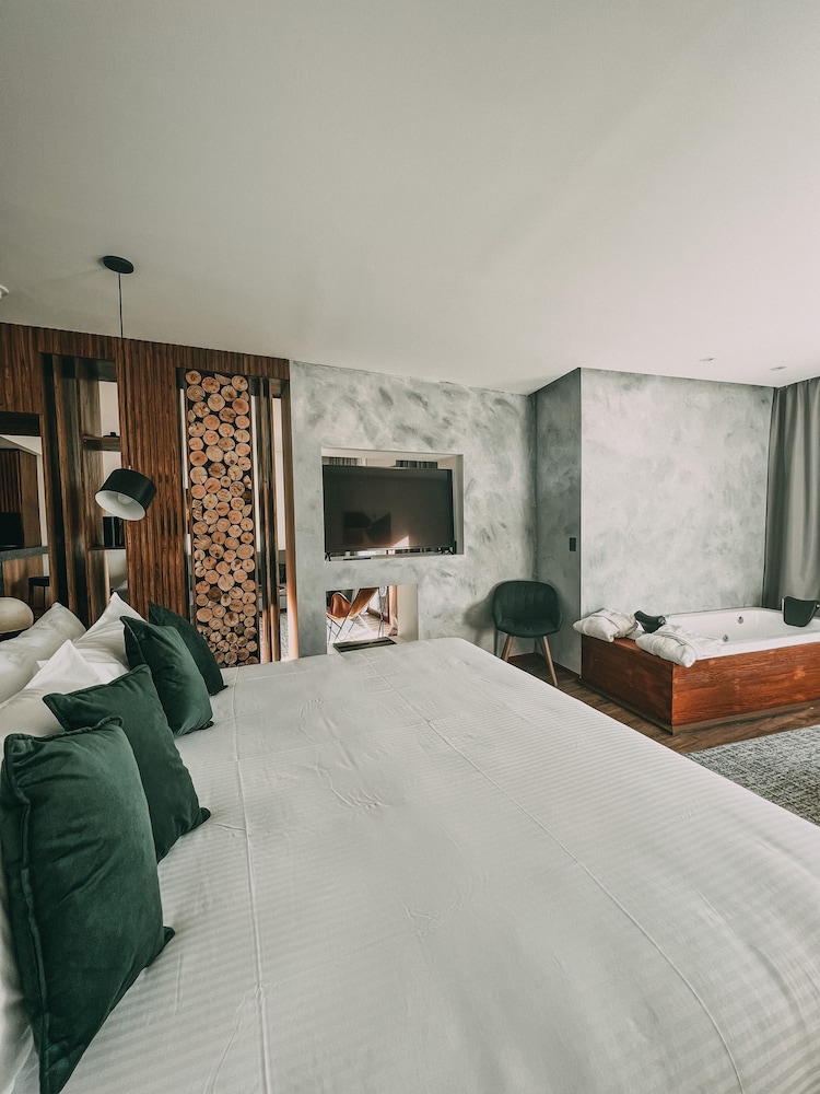 Exclusive Studio Suite