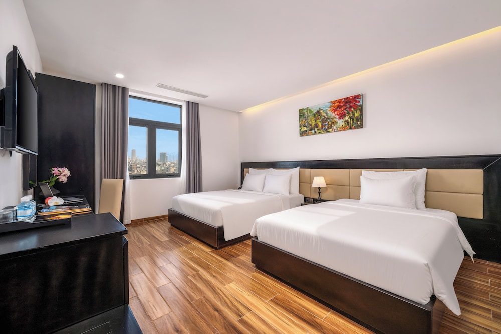 Deluxe Triple Room, City View