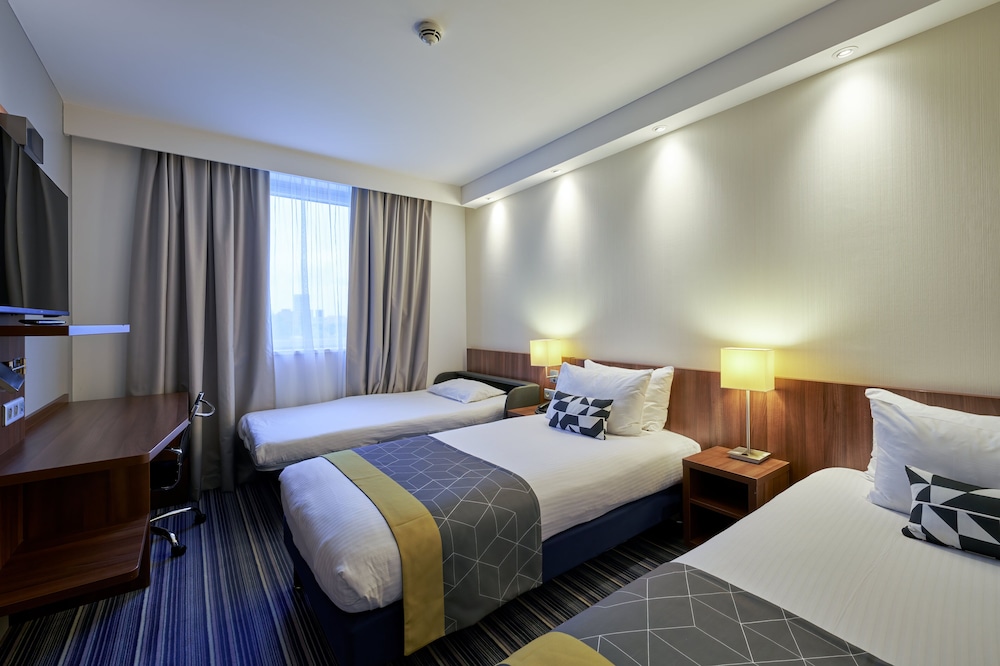 Standard Room, Multiple Beds (Free Breakfast) thumbnail 5