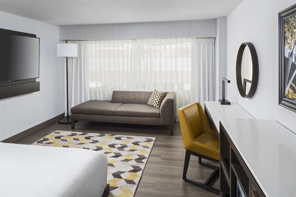 Room, 1 King Bed, Accessible - Photo 3