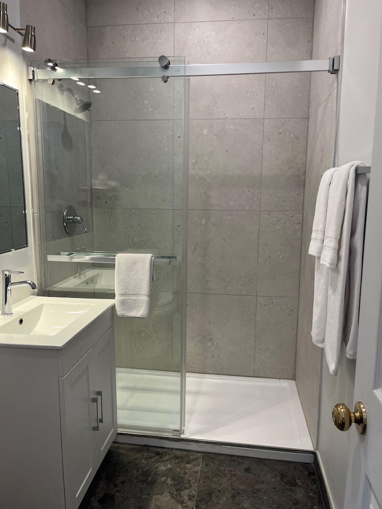 Room, 1 Queen Bed, Non Smoking (Shower Only, No Pets) photo 3