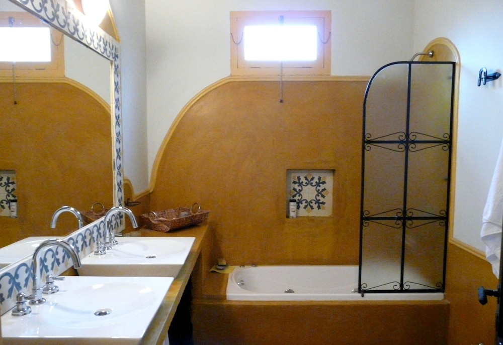 Standard Triple Room, Multiple Beds photo 2