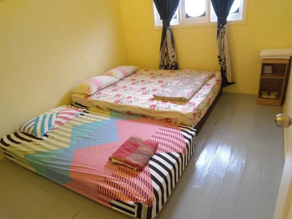 Standard Triple - 1 Queen Bed & 1 Single Mattress photo 1