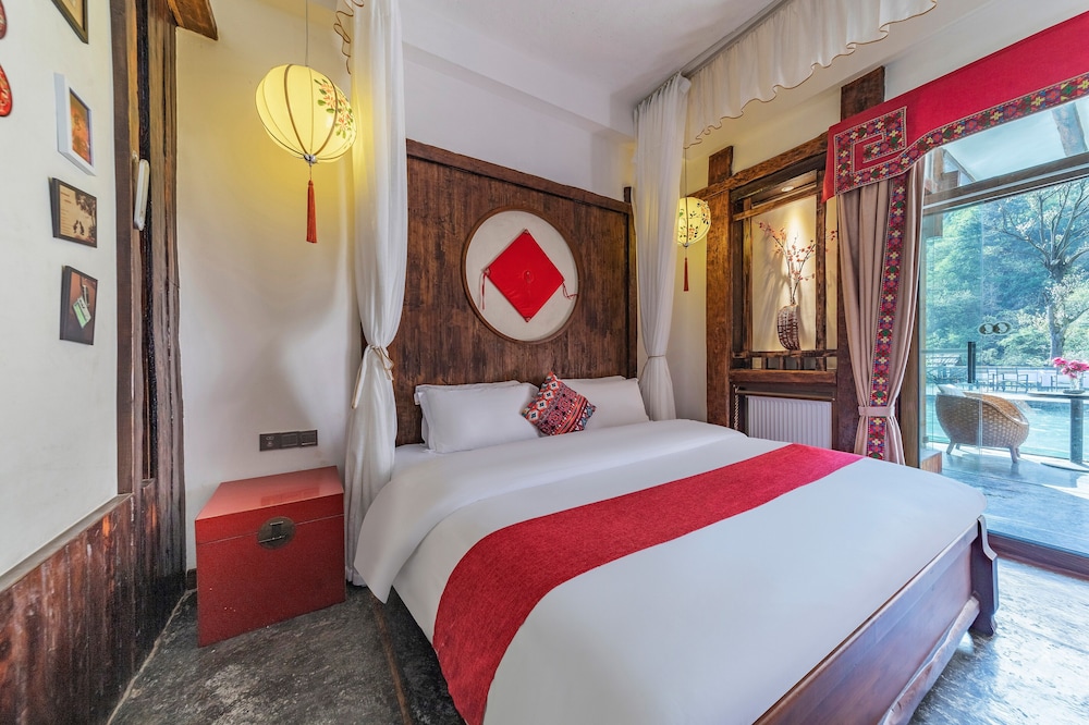 Signature Room, 1 King Bed, Resort View, Poolside photo 3